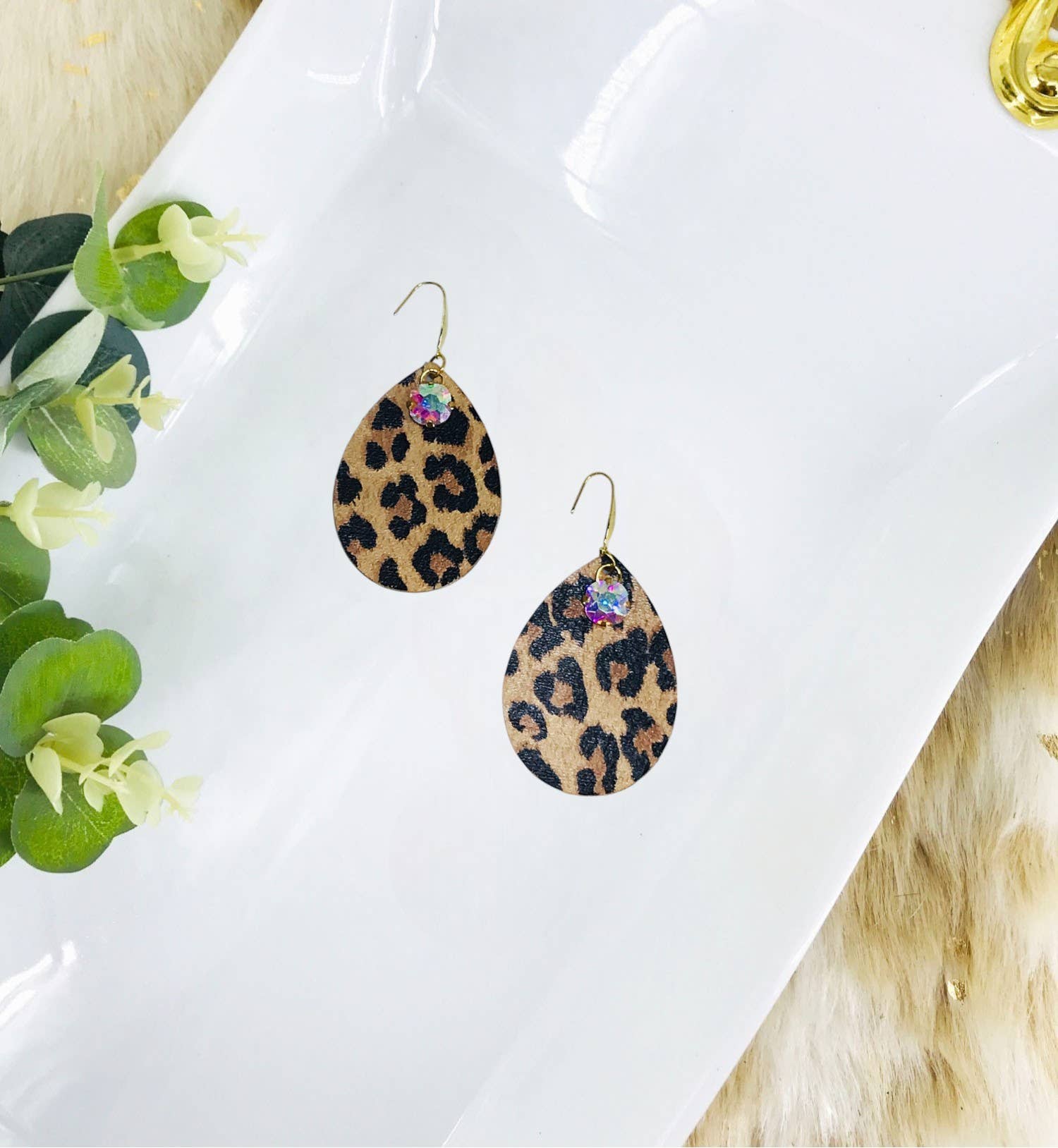 Magnolia & Peach Jewelry Boutique, LLC - Vente Boucles d'oreilles pendantes - Boucles d'oreilles en cuir de guépard et strass - E19-4553