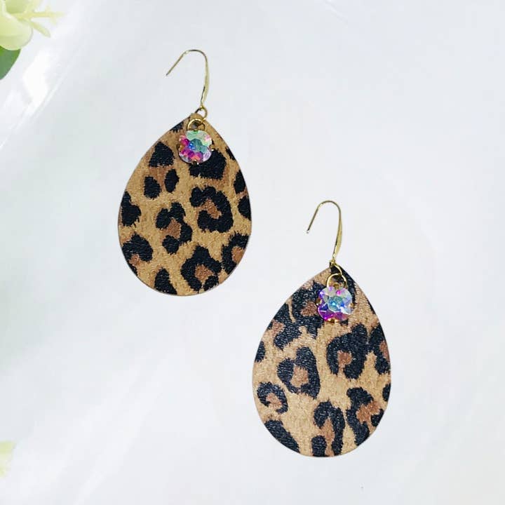 Magnolia & Peach Jewelry Boutique, LLC - Vente Boucles d'oreilles pendantes - Boucles d'oreilles en cuir de guépard et strass - E19-45530