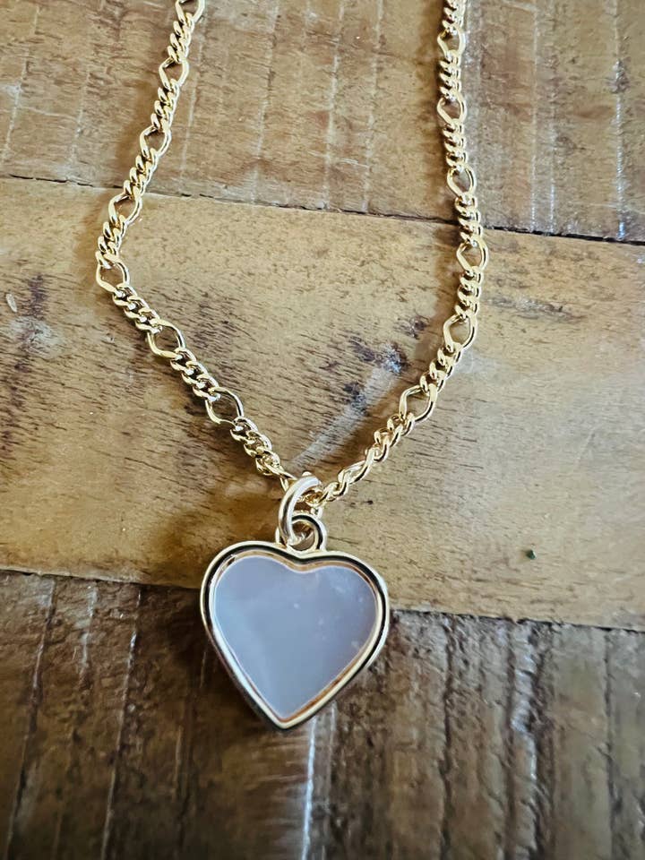 Cœur de bébé en nacre pour la vente par Sonya Renee Jewelry