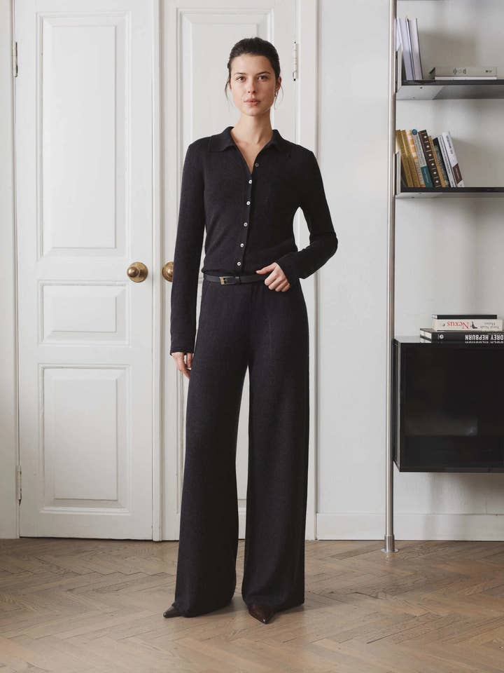 Cardigan à boutons Alma avec boutons en coquillage naturel pour la vente par Nenya Fashion Limited