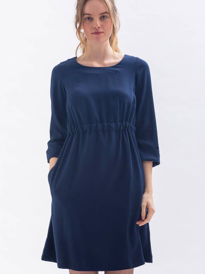 Kleid "WAR-RIS" in blau aus Tencel für den Großhandel von Studio Hertzberg