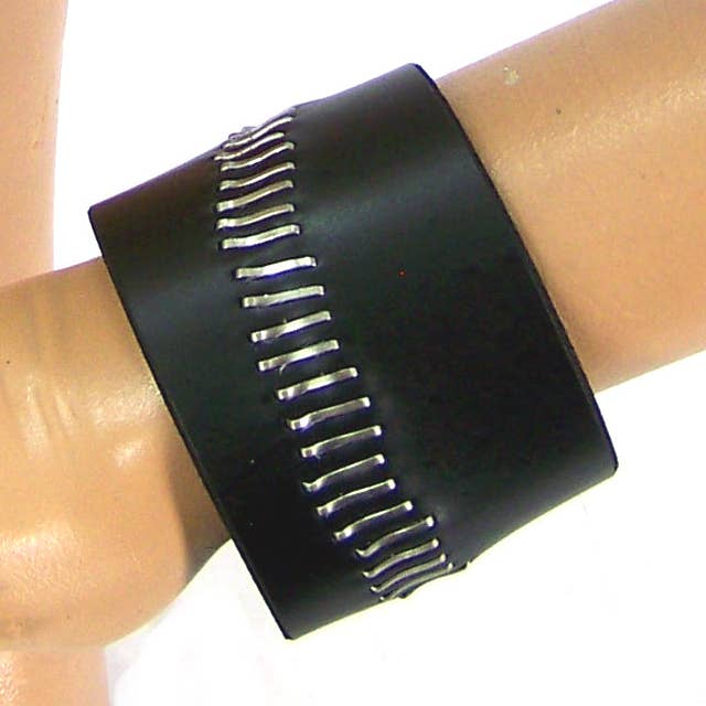 Muñequera de cuero con grapas espeluznantes para venta al por mayor de Axovus