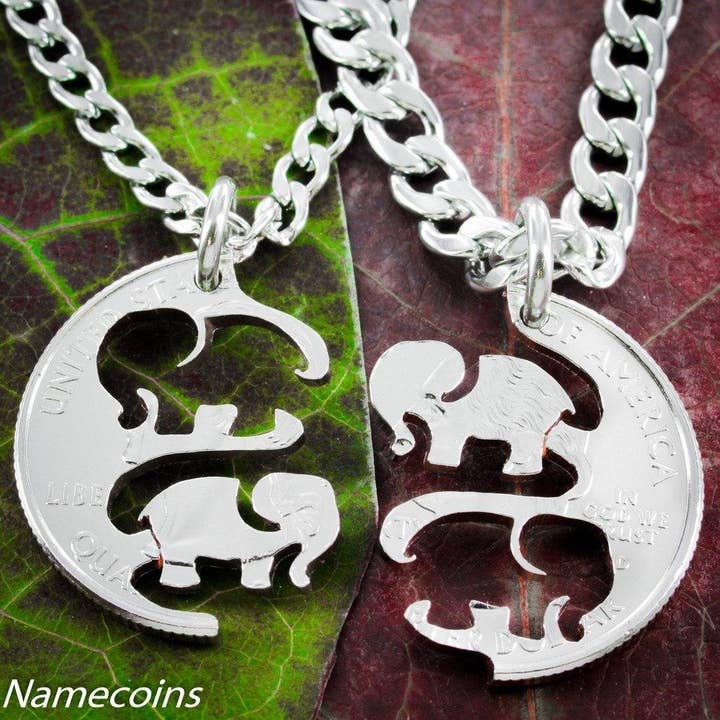 Collane con Elefante, Quarto di Dollaro Intagliato a Mano Interconnesso per la vendita all'ingrosso da parte di NameCoins