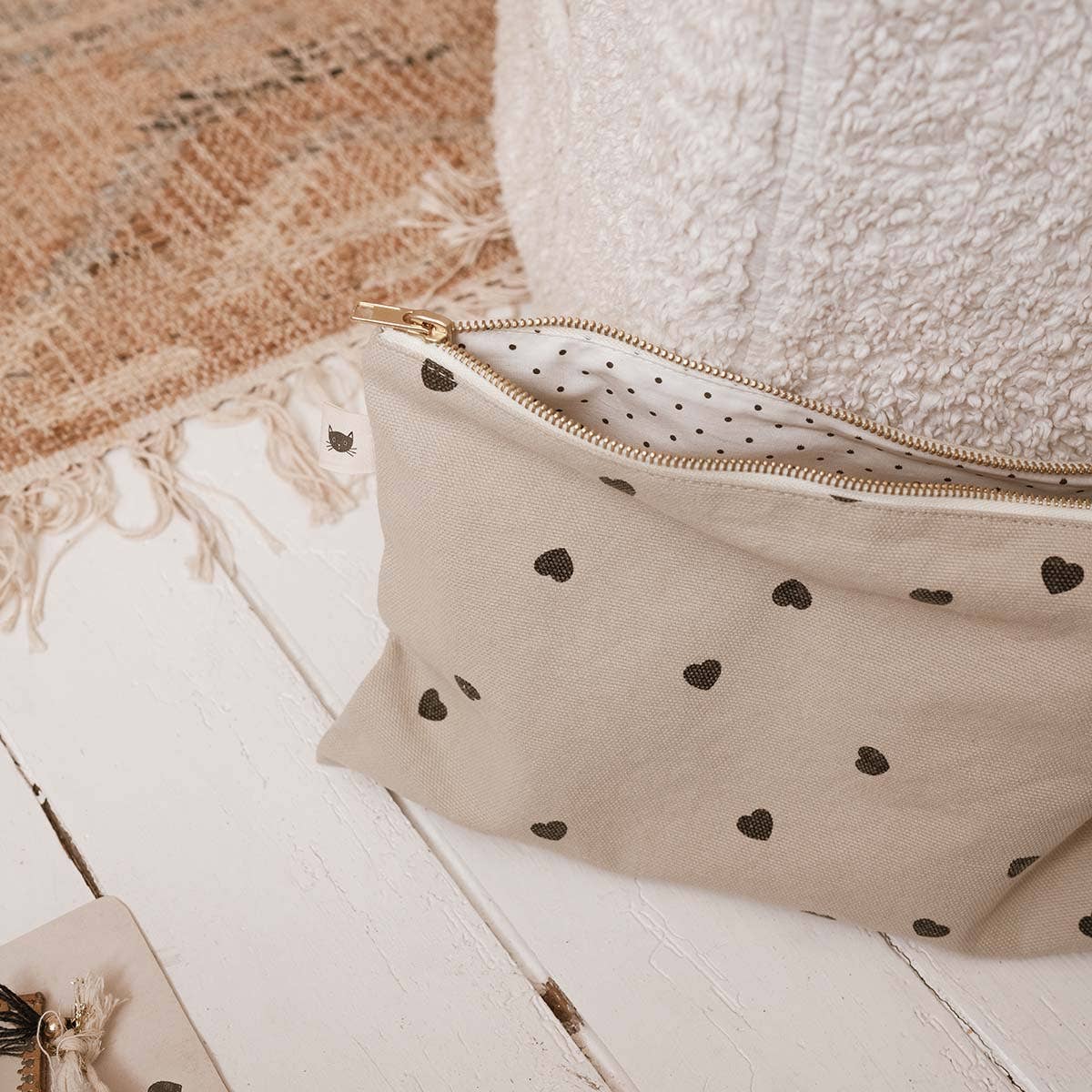 LILI FLAT POUCH HEART SAND for wholesale on Faire5