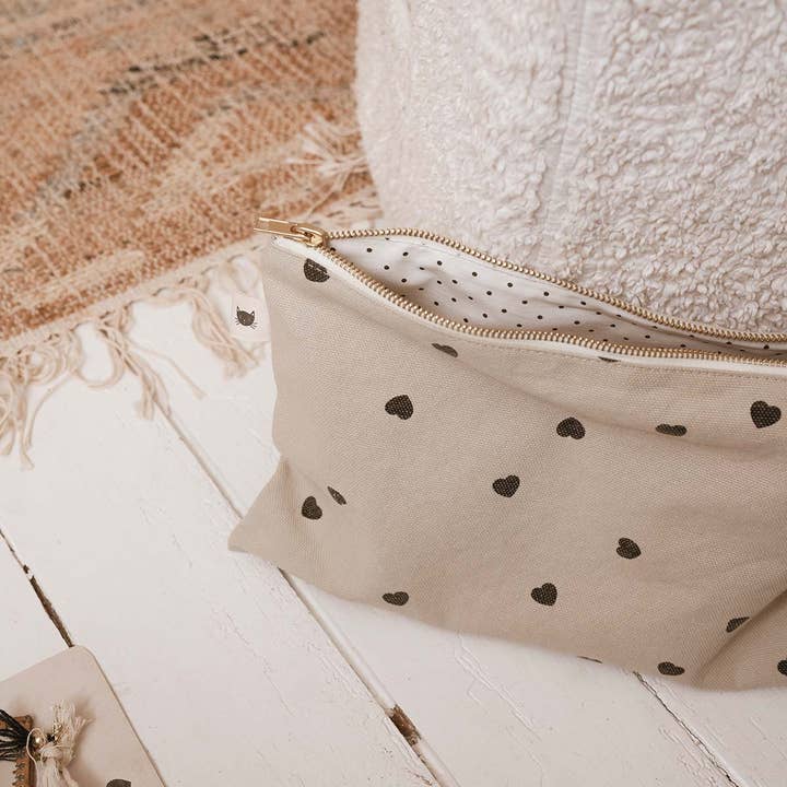 LILI FLAT POUCH HEART SAND for wholesale on Faire5
