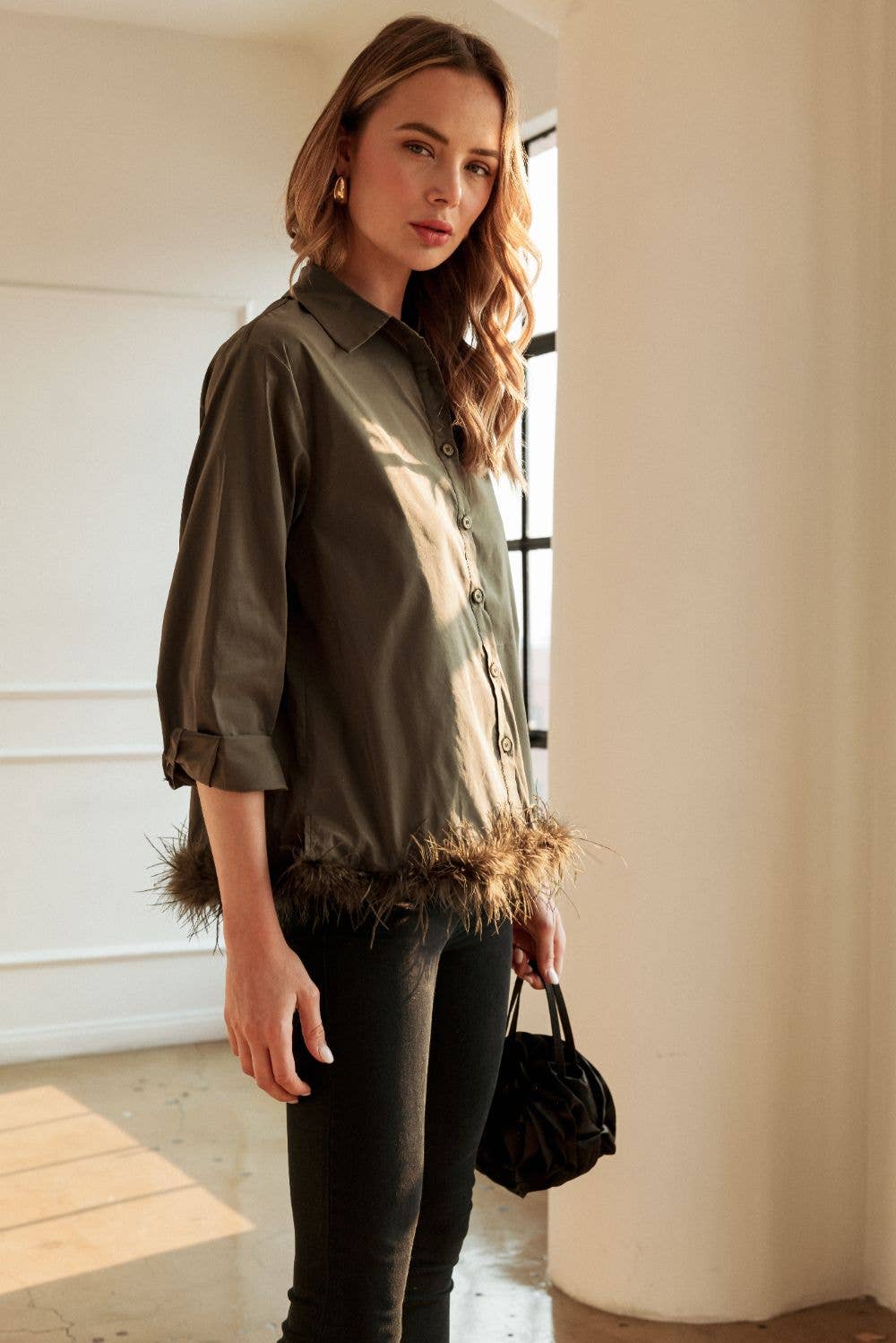 Joh Apparel – Engroshandel Skjorte med buttondown – til kvinder – Janess fjerprydede top1