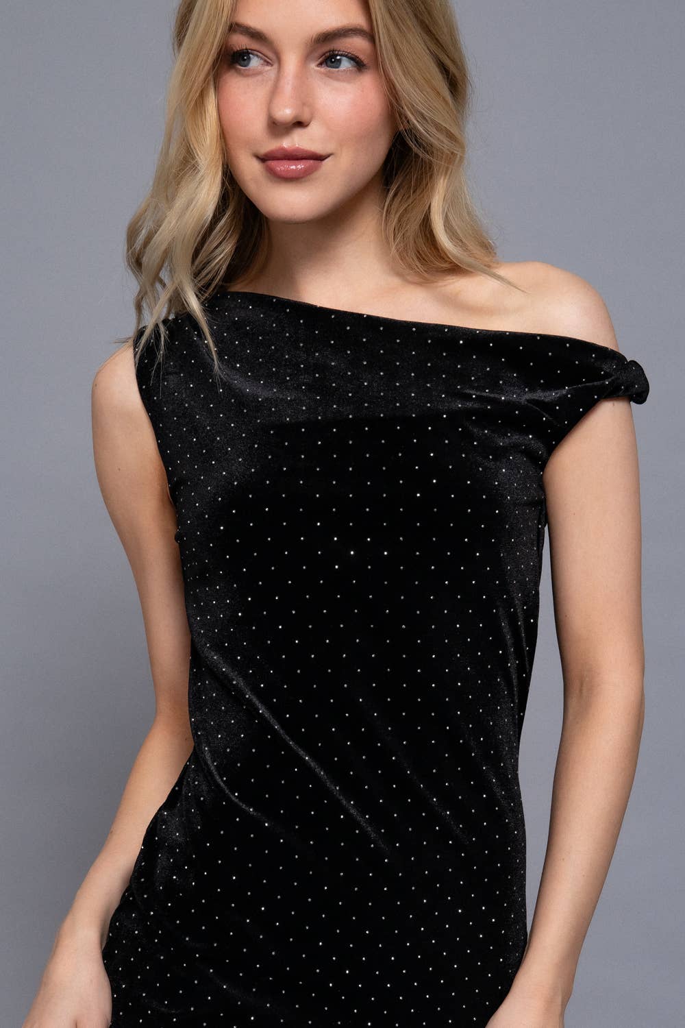 Active Basic | Active USA – Großhandel Kleid – Damen – Ärmelloses Samtkleid mit verdrehten Trägern und Strasssteinen7