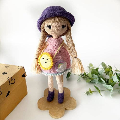 Sommerdukke Ava for engroshandel hos THE CROCHET DOLLS LIMITED