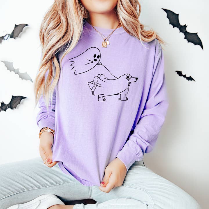 Ghost Walking Dog ORCHID | T-shirt d'Halloween pour maman | DP1182 pour la vente par The Dapper Paw