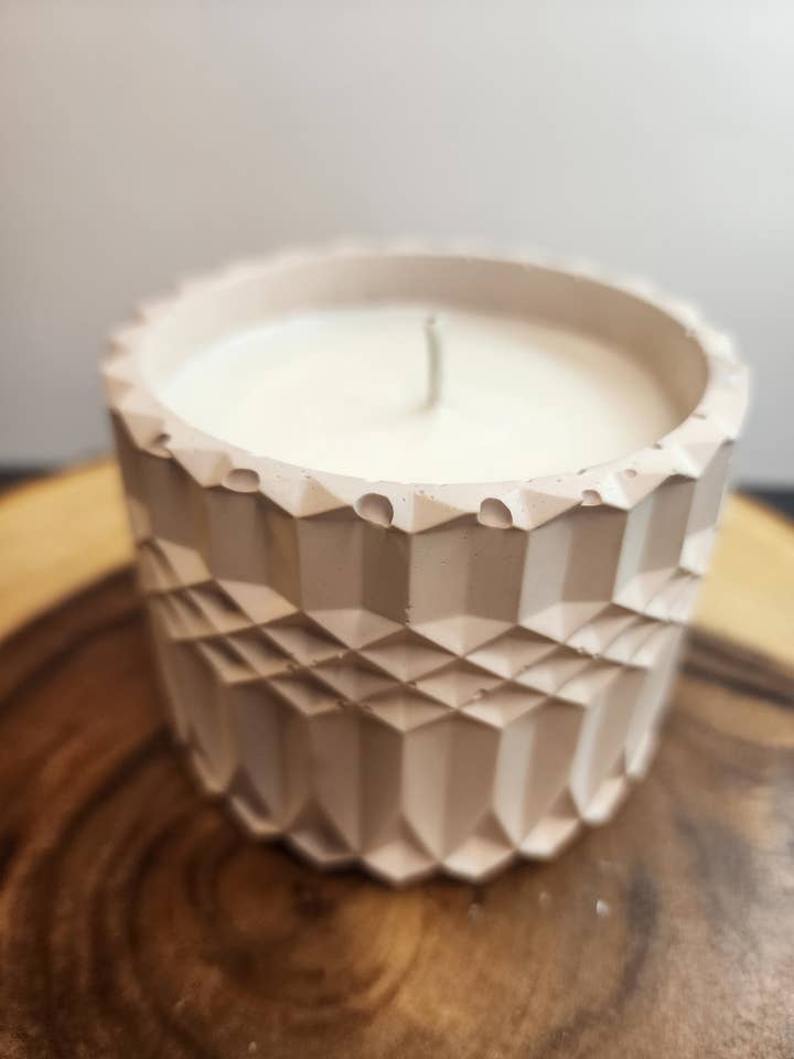 Bougie en béton Decadent Fudge Brownie pour la vente par Stone Fire Candle