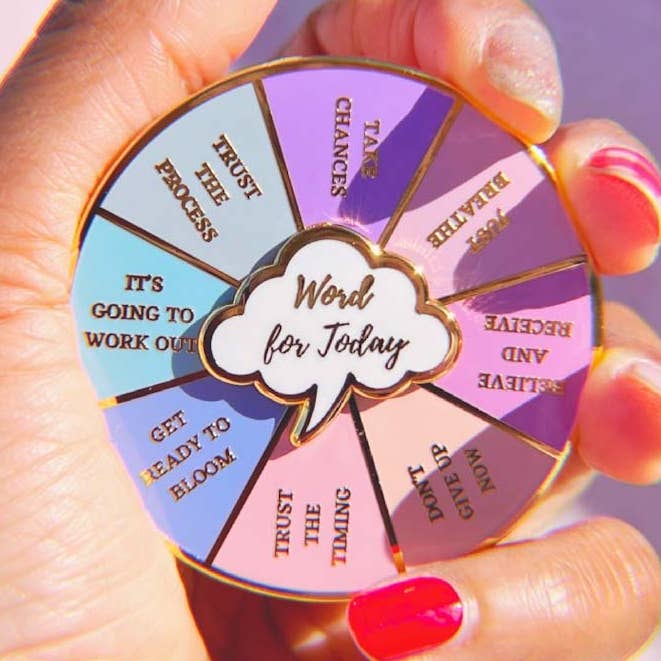 Spilla smaltata Word for Day con fidget spin per la vendita all'ingrosso da parte di Affirmation Darling