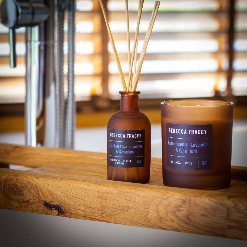 Rebecca Tracey – Großhandel Kerze im Glas / gefüllte Kerze – Weihrauch-, Lavendel- und Geraniumkerze1