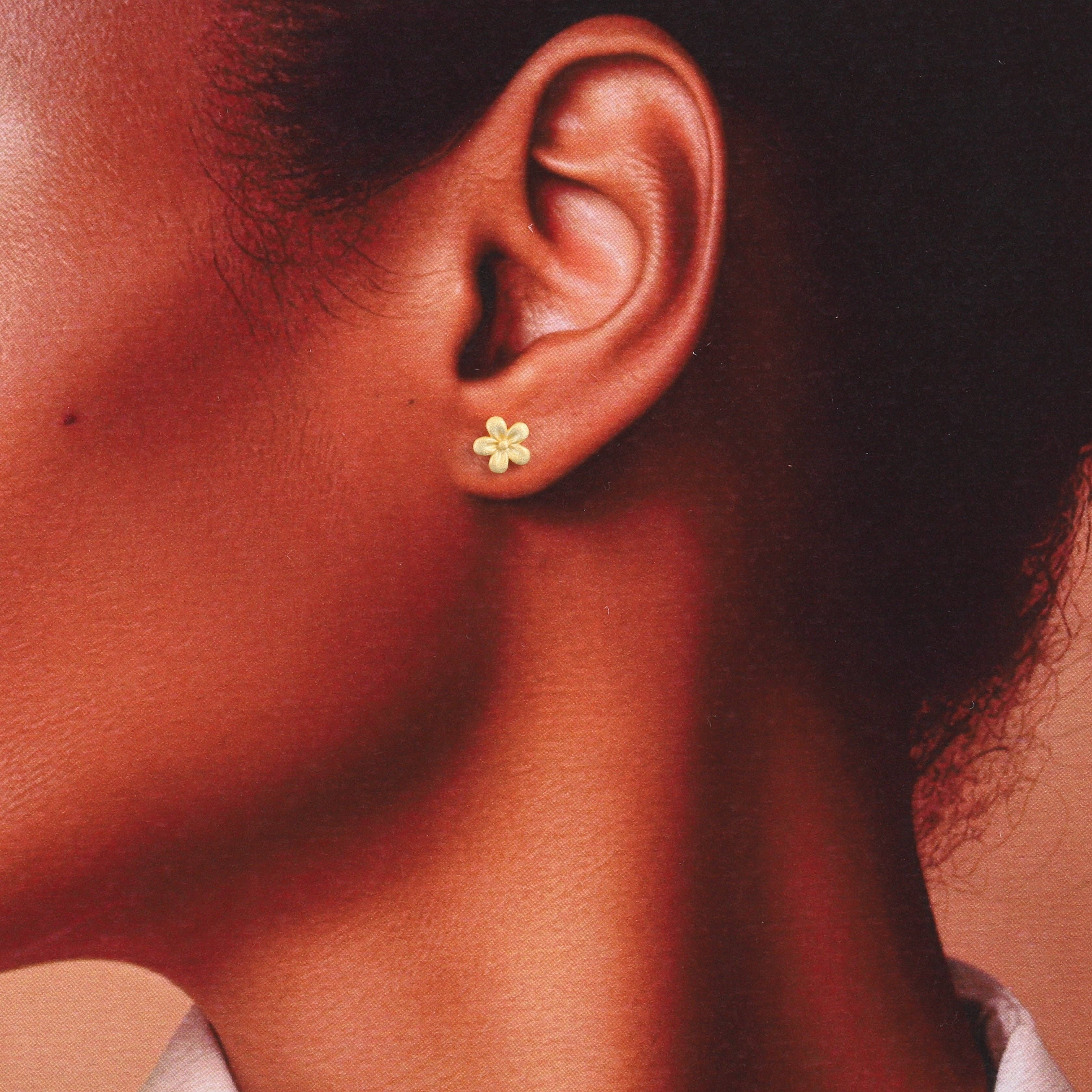 Attic creations – wholesale Stud/post earrings – TT51063 'Just for you' cutie flower gold2