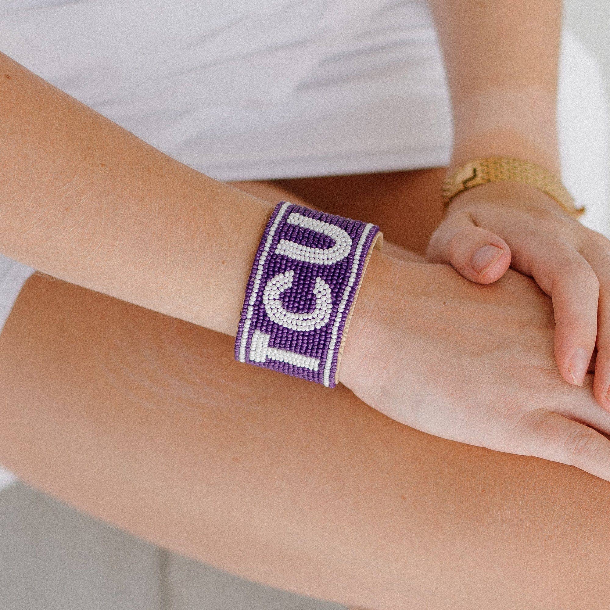 Desden – wholesale Manschettarmband – TCU Horned Frongs Pärlmanschett i lila och vitt av Desden1