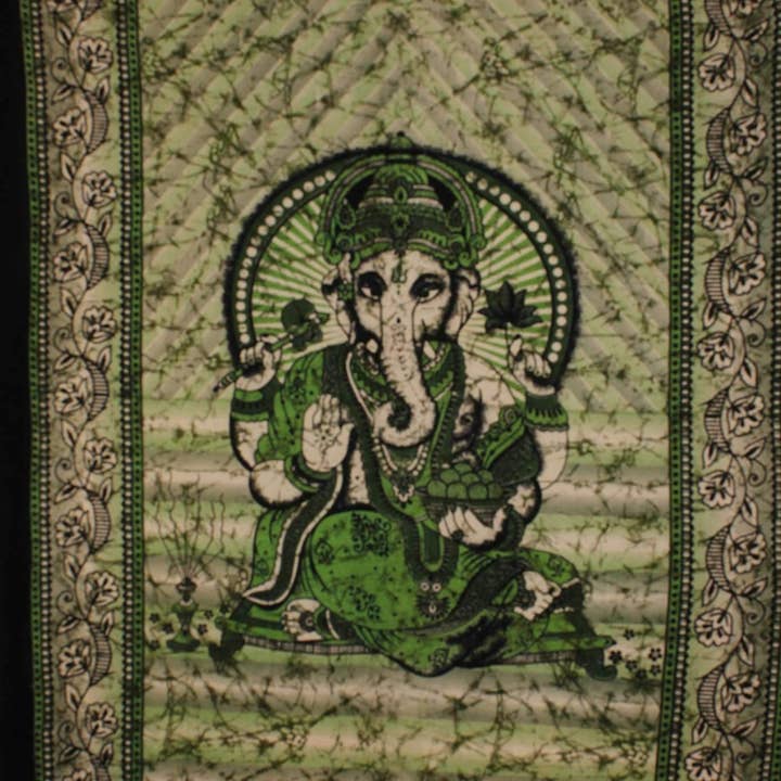 Grøn Ganesha Holding Lotusblomst i Batik Style Tie Dye Tapestry for engroshandel hos Wild Lotus