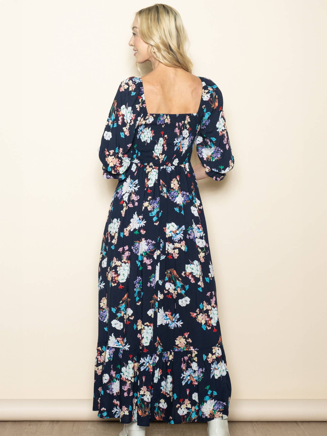 Elloh Collection – Großhandel Kleid – Damen – Frühlingshaftes Blumenkleid mit weitem Schlag, gesmoktem Oberteil und Taschen.10