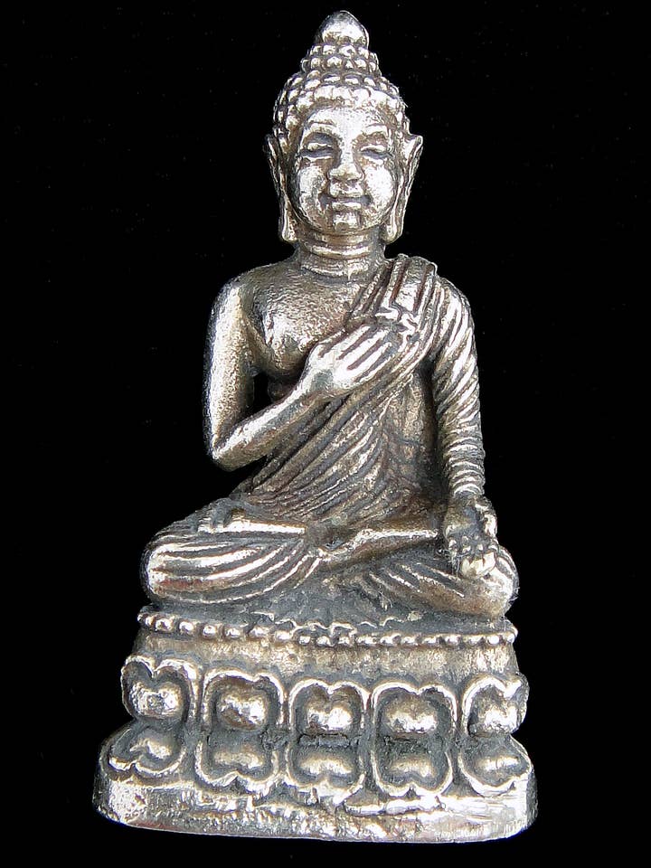 Statuette de divinité en laiton -Petit- Bouddha pour la vente par Tika