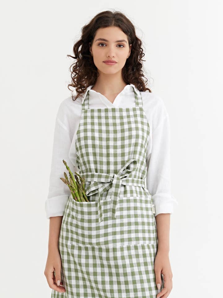 Linen bib apron with pockets in various colors one size for wholesale by MagicLinen (We handle U.S. import procedures for you)