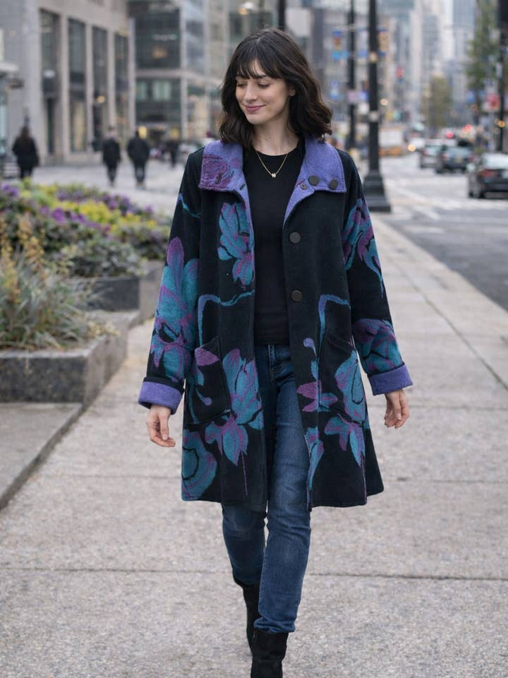 Manteau réversible violet – Collection Lotus pour la vente par Winding River