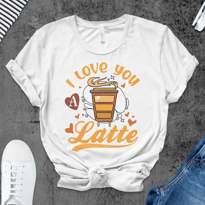T-shirt I Love You a Latte, joli t-shirt graphique Coffee Pun, Chemise décontractée unisexe pour la vente par FreakyTeeFactory