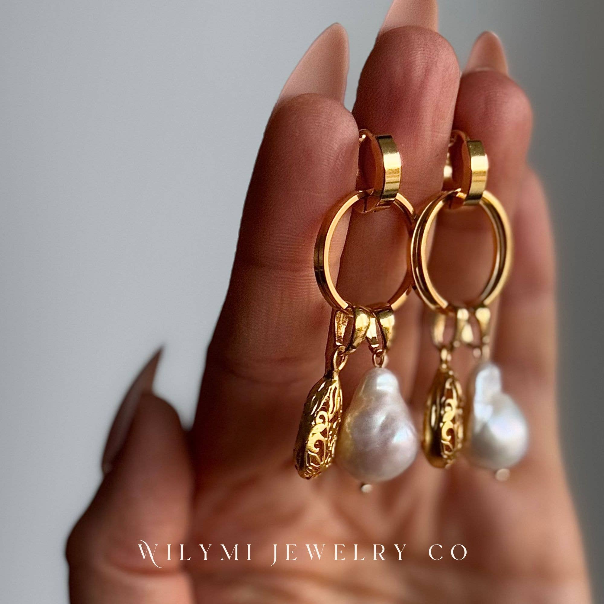 WILYMI Jewelry Co - Vente Boucles d'oreilles pendantes - Créoles baroques multifonctions CLARITY avec perles | Doré10