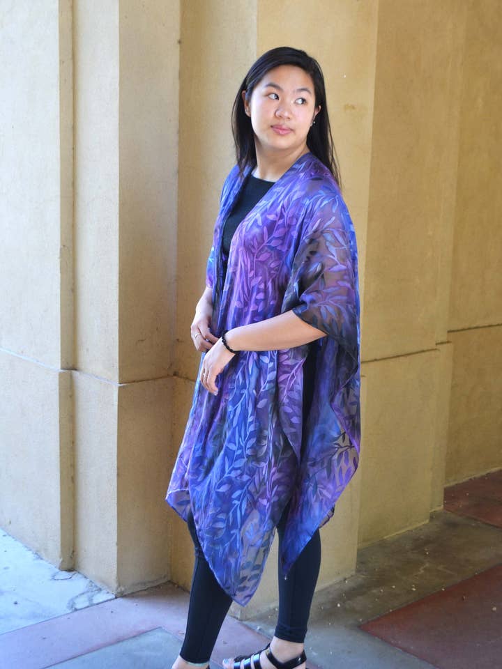 Ruana violette pour la vente par Poshaq Hand Painted Silk