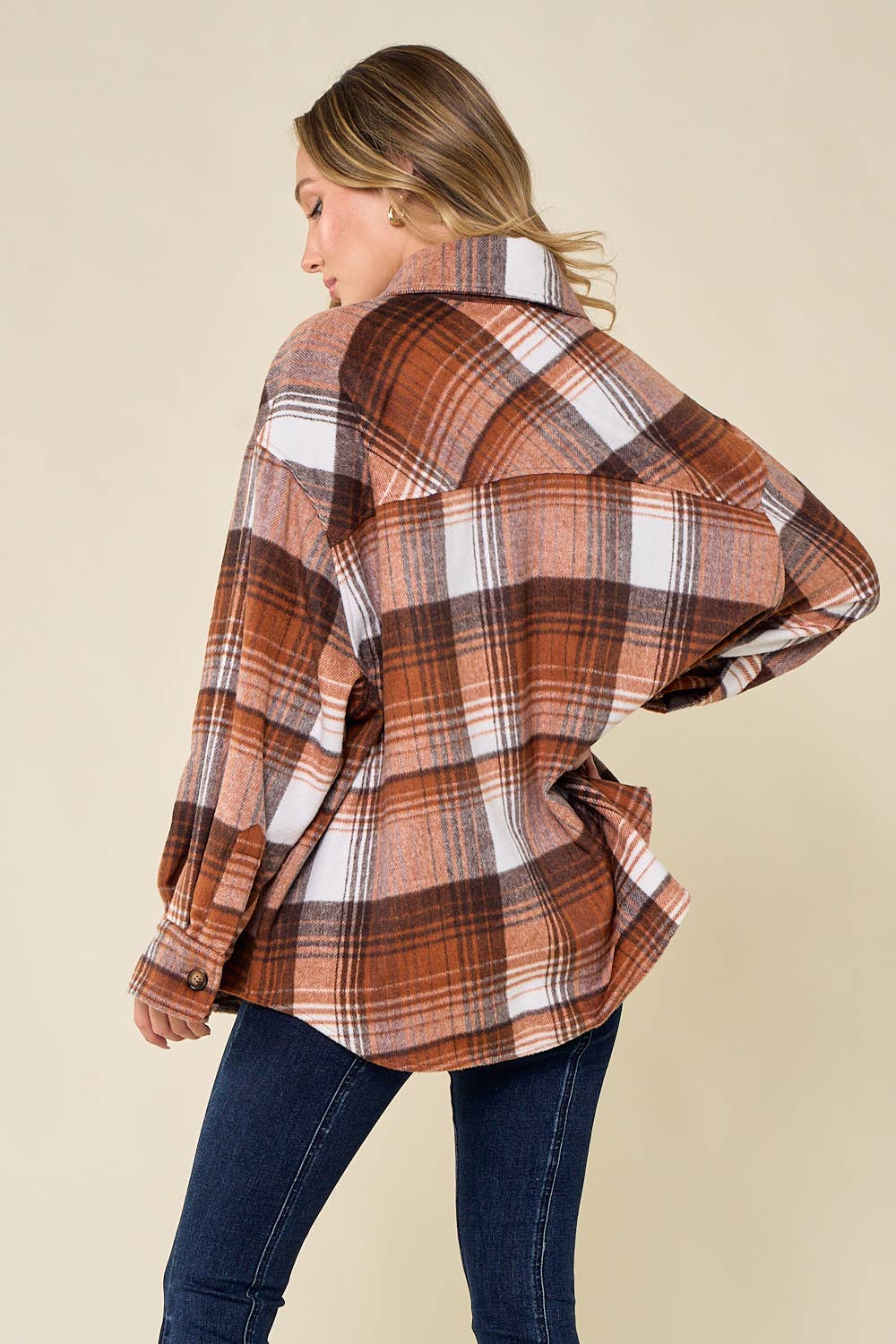 Saints & Hearts – Großhandel Hemdjacke/Shacket – Damen – SIJ5166F DICKE, KARIERTE BLUSE MIT KNÖPFEN NACH UNTEN, BRAUN/ROSTFARBEN5