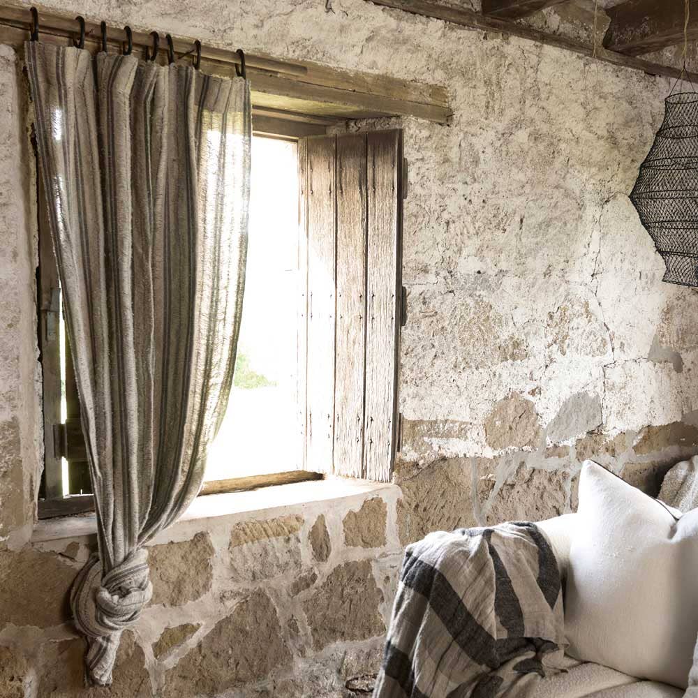 Naturlig Jakob hørgardin med naturlige og kulstribede detaljer og læderstropper for engroshandel på Faire9