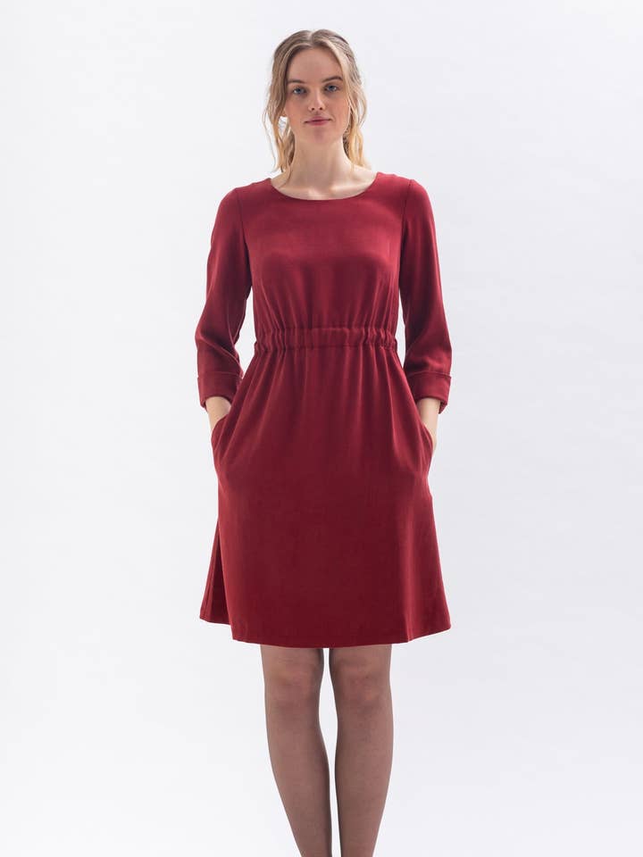 Kleid "WAR-RIS" in rot aus Tencel für den Großhandel von Studio Hertzberg