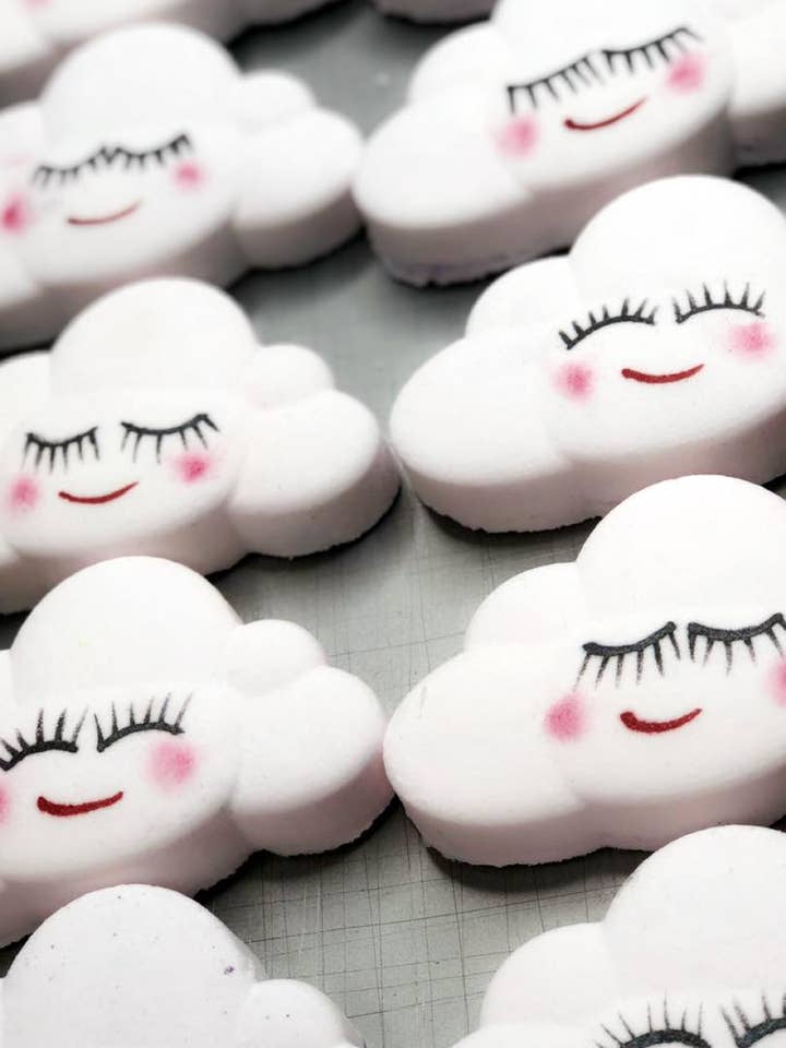 Cloud bath bomb for wholesale by Bombshell Beauty bath cosmetics