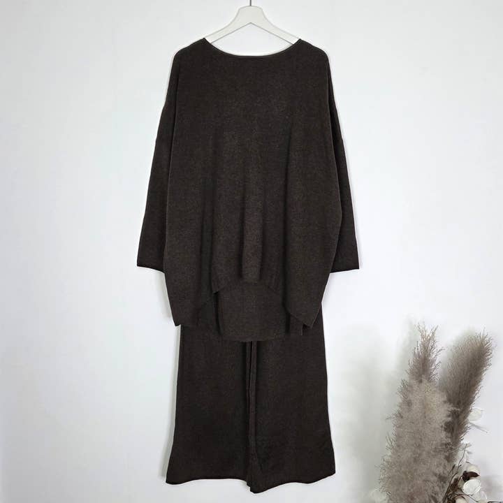 Tempest Designs – wholesale Top & pants set (NOT Loungewear) – Women's – Classic plain knitted Co-Ord with hi-lo top and trousers with pockets (M-L)3