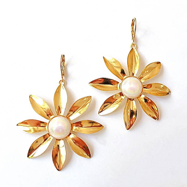 Gold Flower Power White Earrings With Glass Stones for wholesale by SoHo Schmuckmanufaktur
