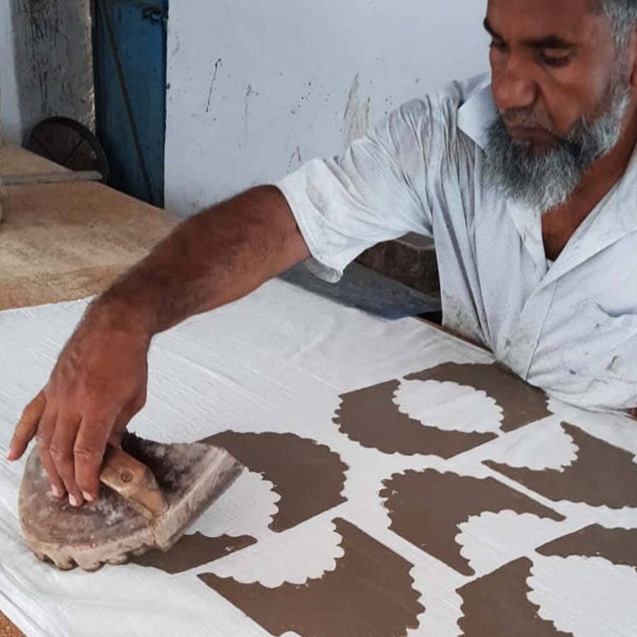 Ichcha – wholesale Halsduk - Dam – Sunset-scarf i svart och vitt med DABU-blocktryck4