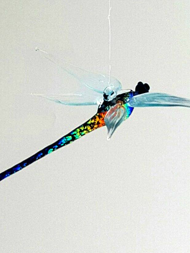 Libellule dichroïque (diverses couleurs disponibles) pour la vente par WGK Glass Art Inc