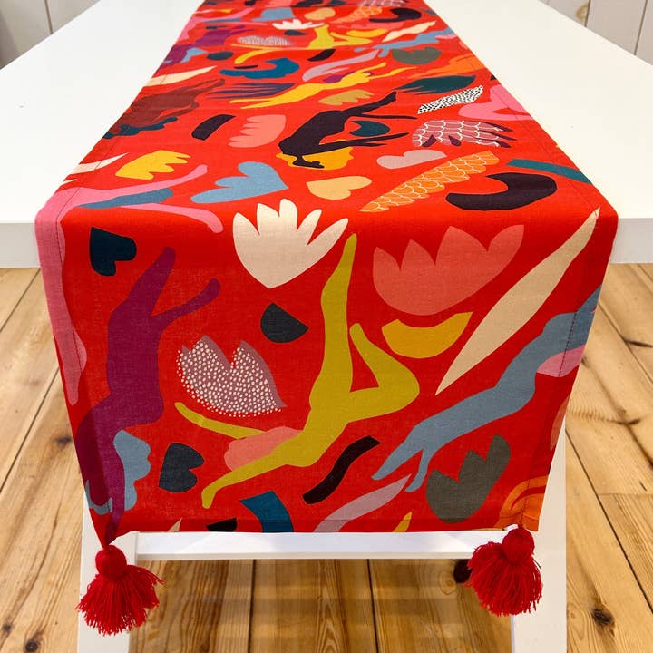 Ganz und gar, Tischläufer mit Pompons für den Großhandel von Dora Nola