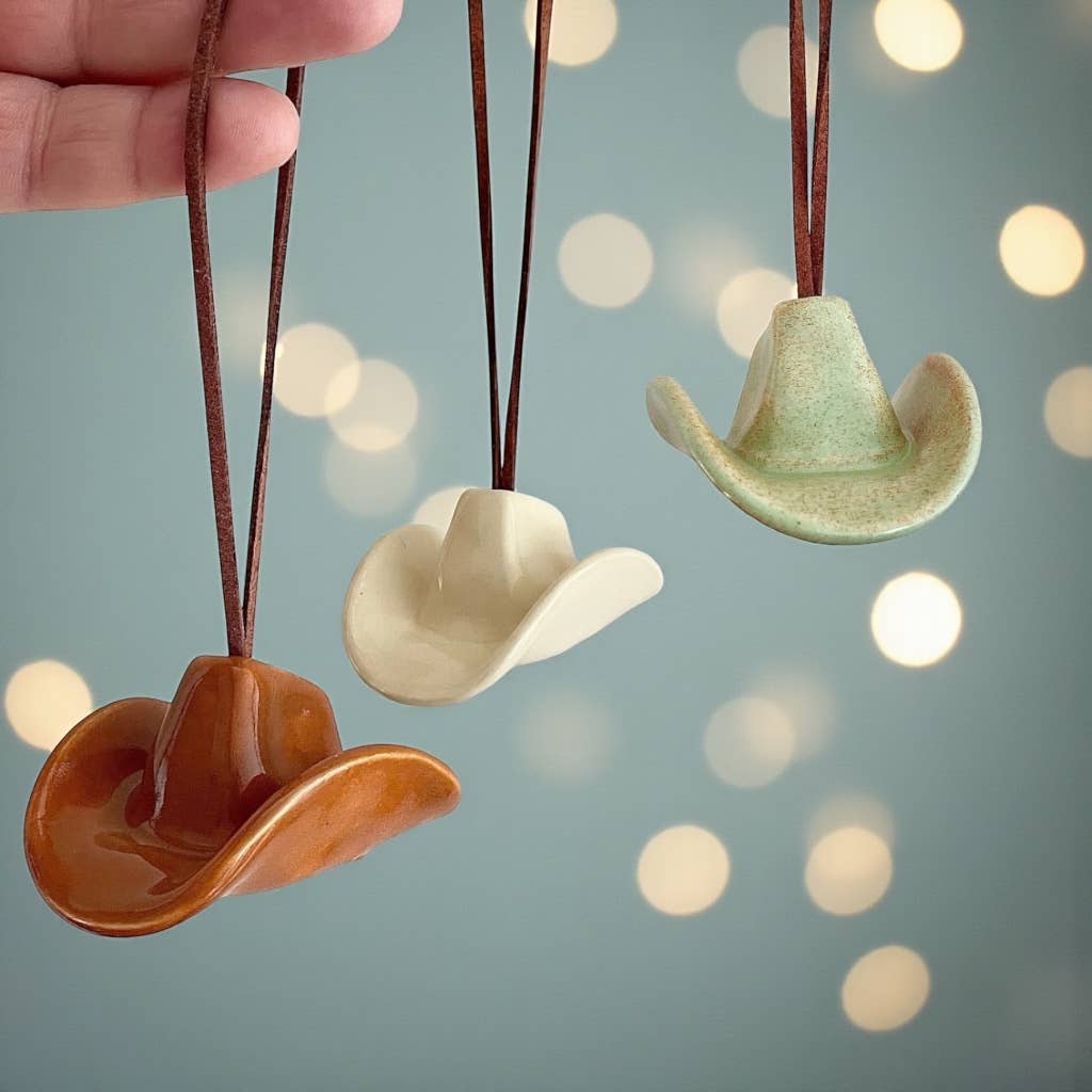 Mudpuppy Ceramic Studio – wholesale Prydnad – Keramisk cowboyhattprydnad — sadelbrun5