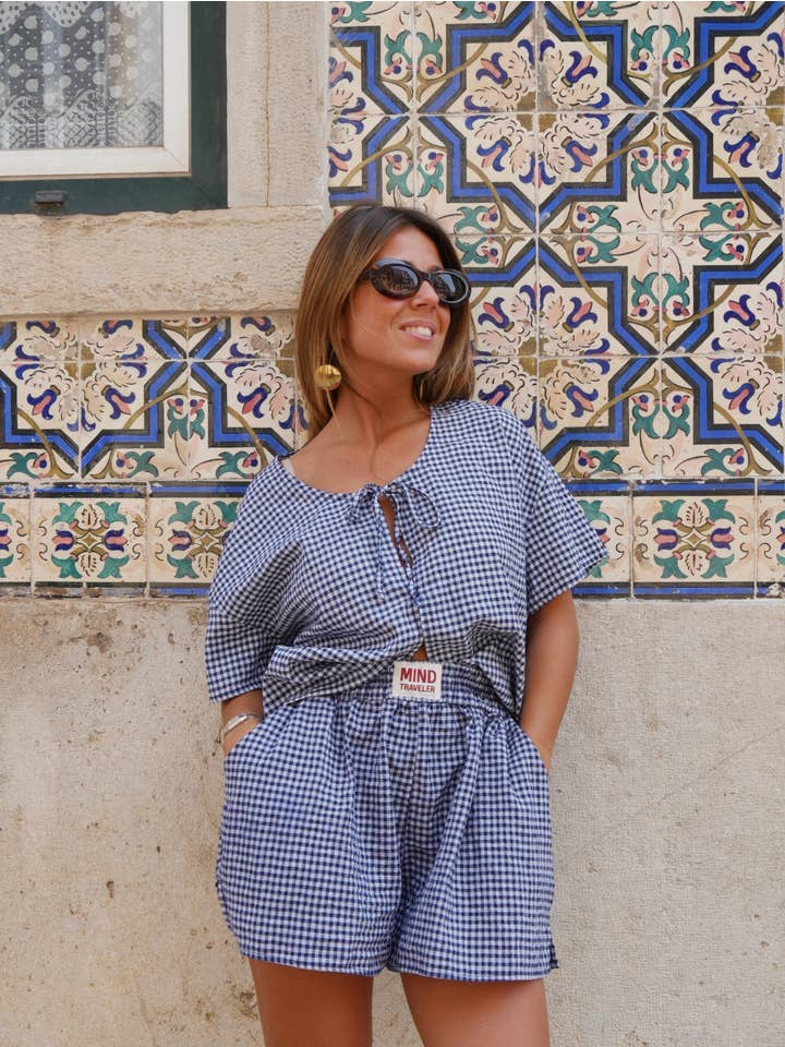 MindTraveler – Großhandel Bluse – Damen – Navyblaues Vichy-Maria-Shirt mit V-Ausschnitt6