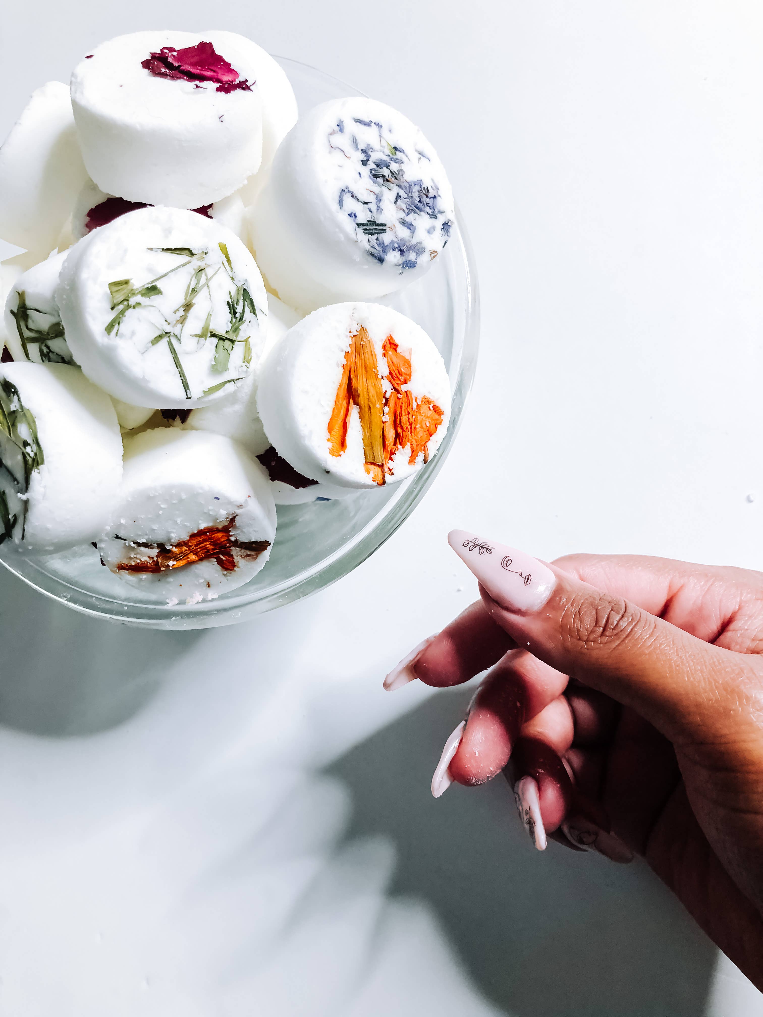 Subtle & Wild - Vente Bombe de douche/galet bien-être pour la douche - Set varié de pastilles effervescentes pour douche avec différentes fragrances et options florales1