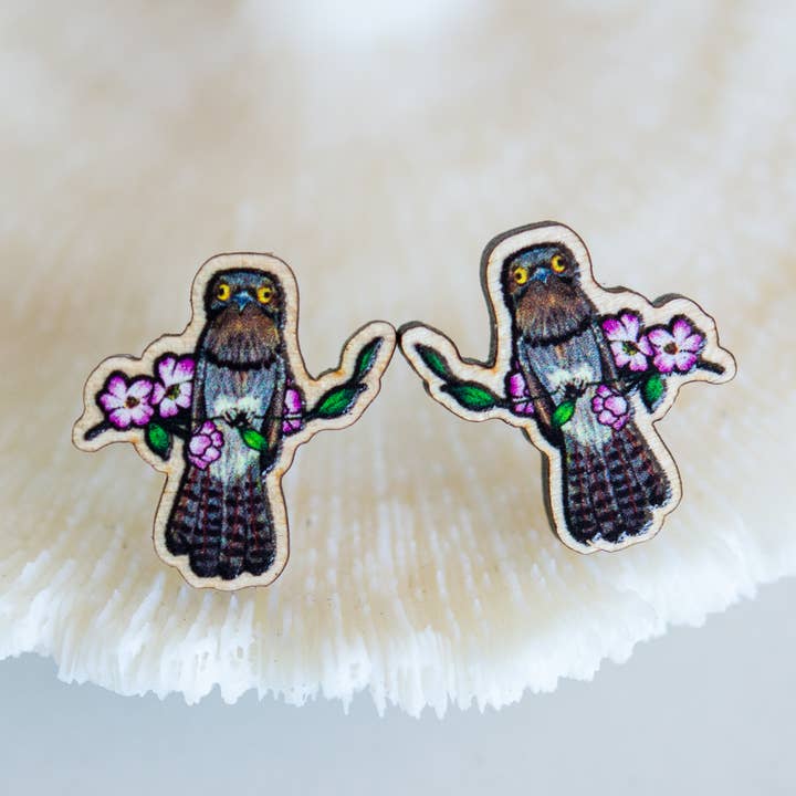 Boucles d'oreilles oiseaux en bois Potoo, clous en bois de titane pour la vente par The Slug And Kraken