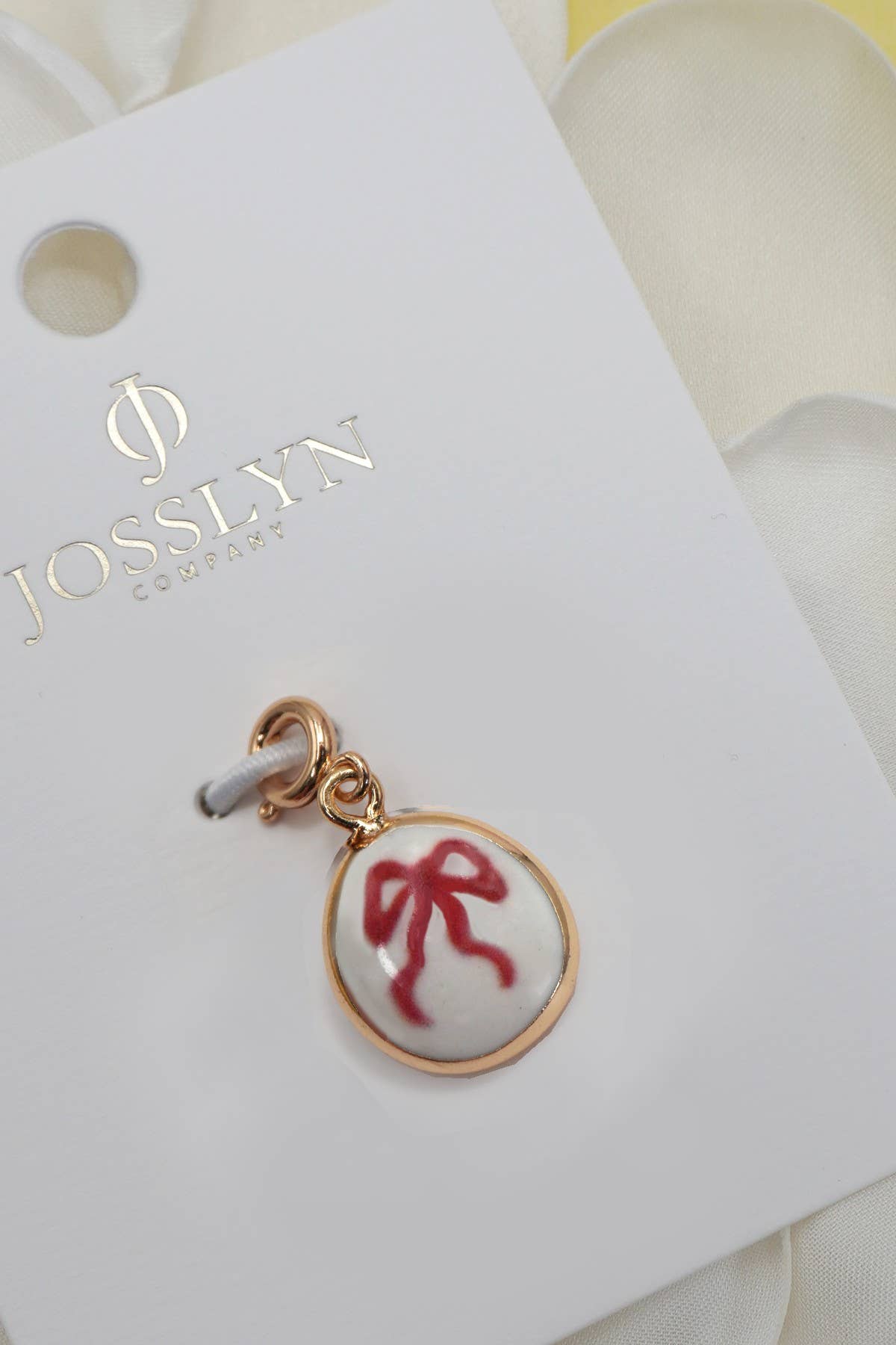 JOSSLYN by wall to wall – Engroshandel Vedhæng/charm – Charm i porcelæn med kirsebær og forgyldt fjederlås | 80CM110110