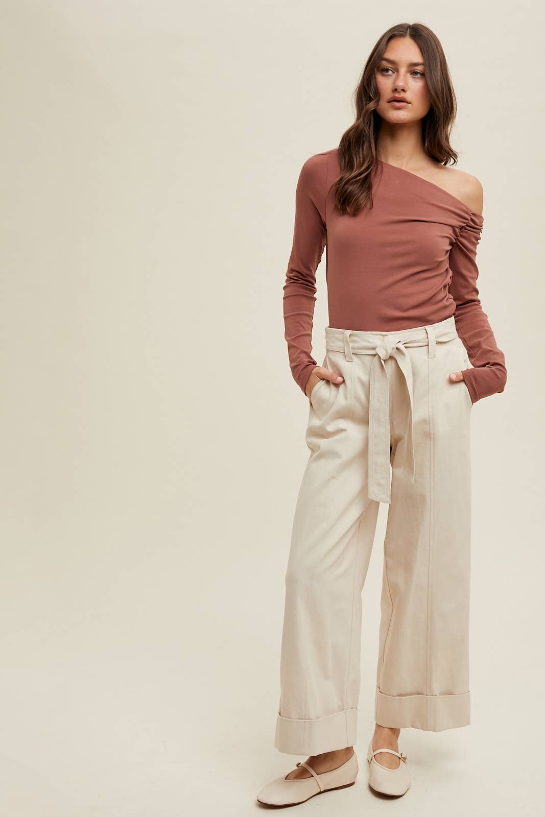 Wishlist Apparel – Großhandel Strickoberteil – Damen – GERIPPTES STRICKOBERTEIL MIT ASYMMETRISCHEM AUSSCHNITT/WL24-92181