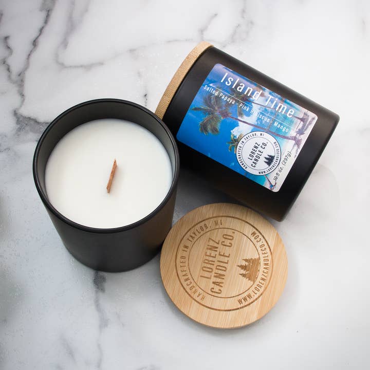 Bougie Island Time 11 oz - Papaye salée, hibiscus et mangue pour la vente par Lorenz Candle Co.