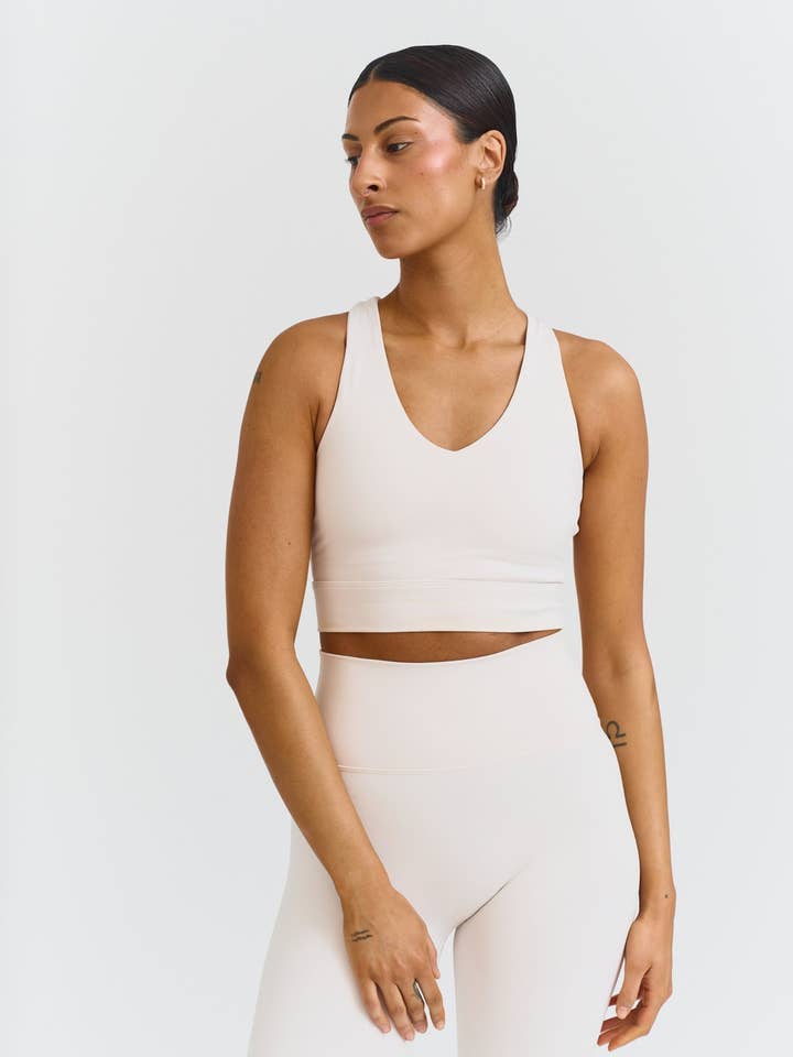 Sisterly Tribe - Wholesale Sportbeha - Dames - Softsculpt V-hals Kruisrug Beha - Marshmallow