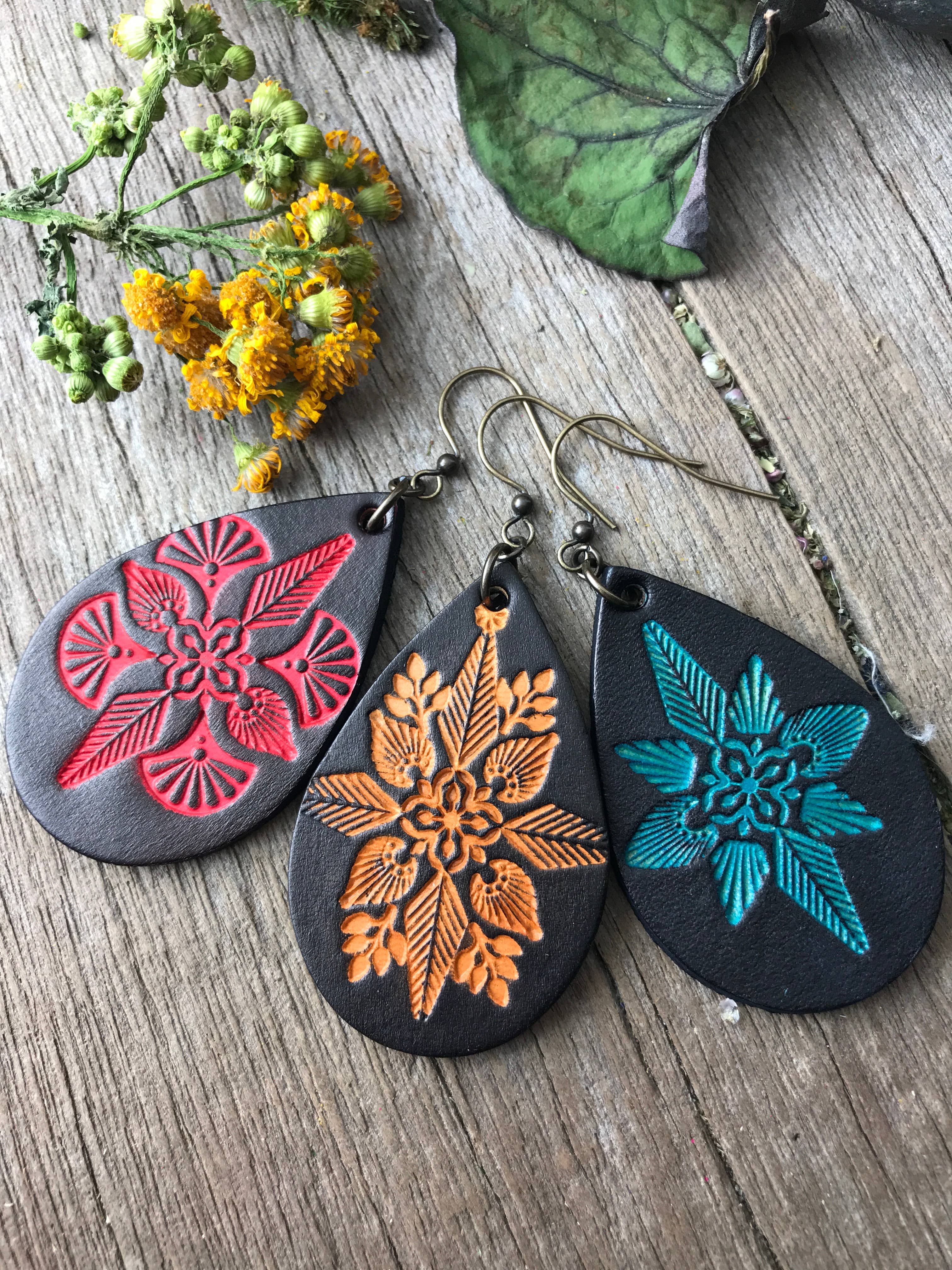 Red Pony Leather Goods – Engroshandel Hængeøreringe og creoløreringe – Håndværktøj Mandala læder øreringe i lyse farver9