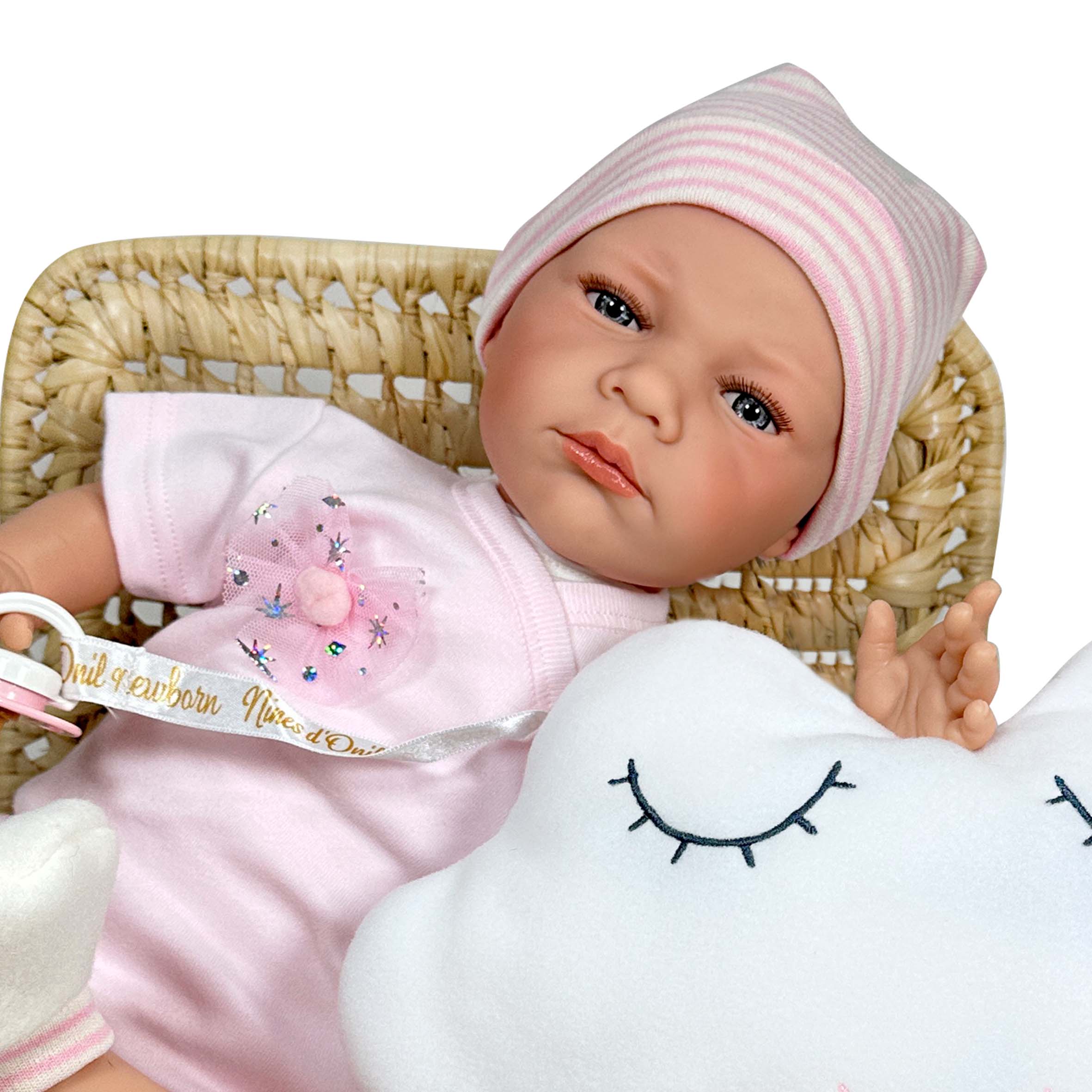 Nines Artesanals d'Onil Dolls – Engroshandel Dukke - Børn – Ariel dukke med sky-formet pude - gaveæske1