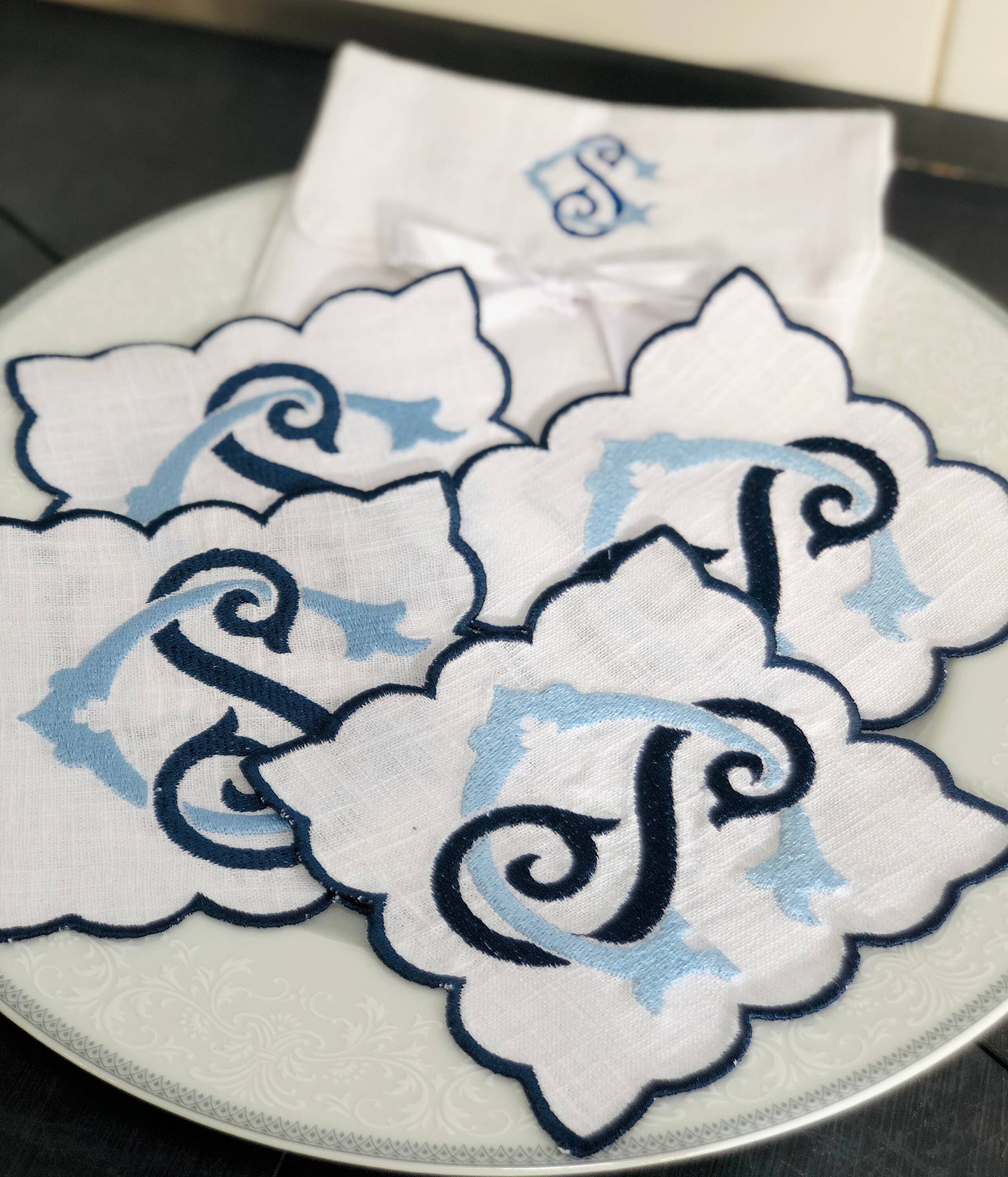 Belle Linen - Vendita all'ingrosso Tovaglioli da tavola in stoffa - Set da 4 tovaglioli cocktail in lino con monogramma di 2 lettere e bordo a scallop0