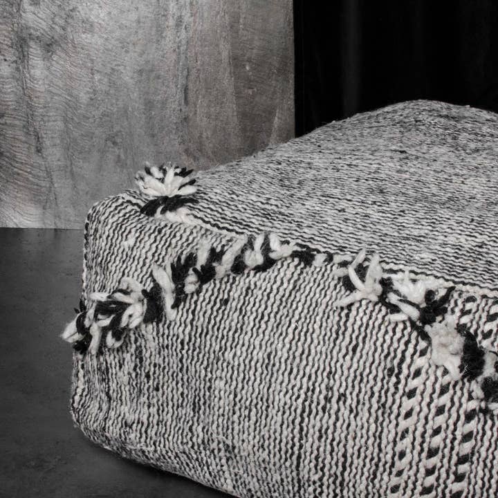 MAISON ATLAS - Wholesale Poef - Vintage Handgeweven Marokkaanse Kilim Poef 60 cm x 60 cm x 20 cm1