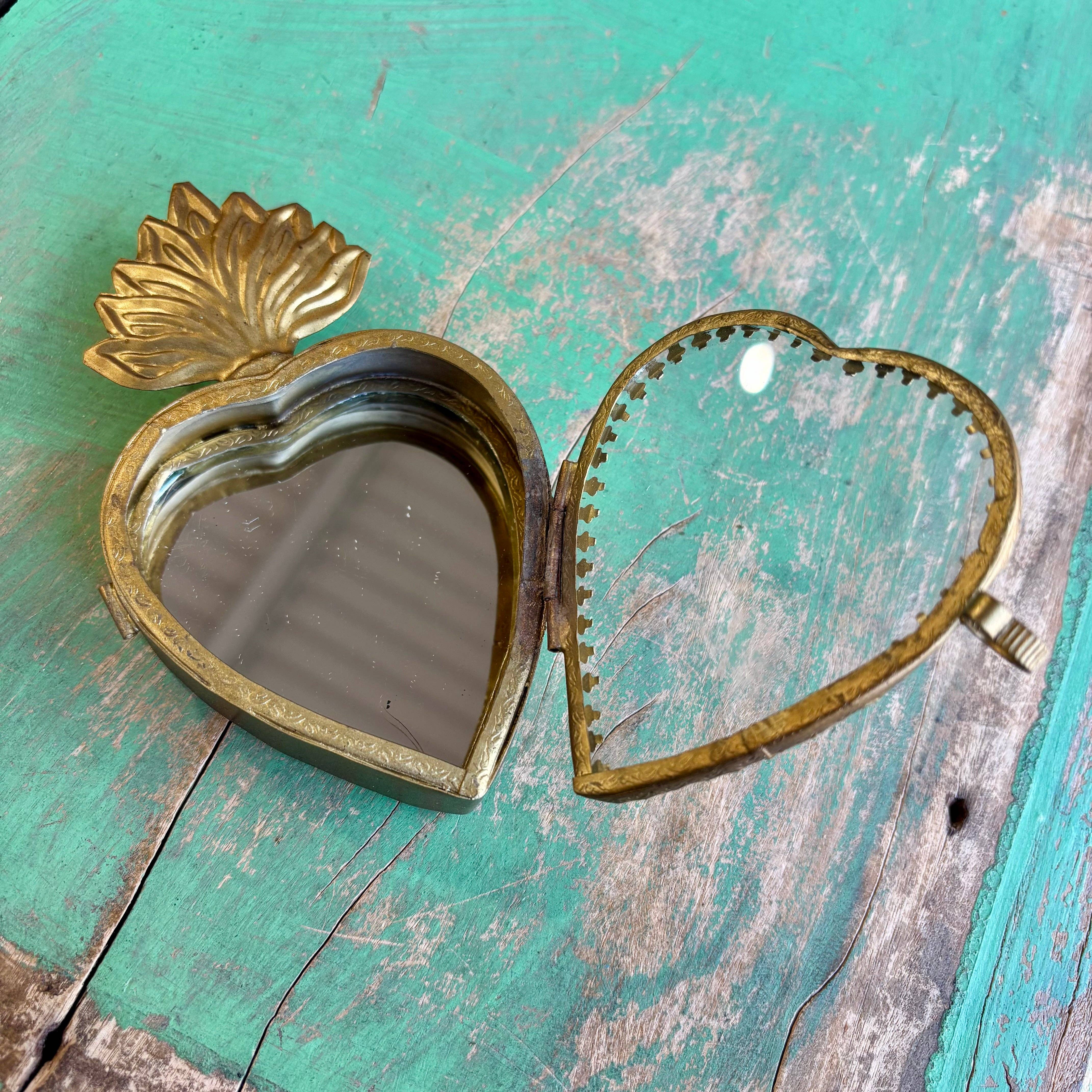 Love and Honor Jesus LLC – wholesale Decorative box – Glass Sacred Heart Boxes8