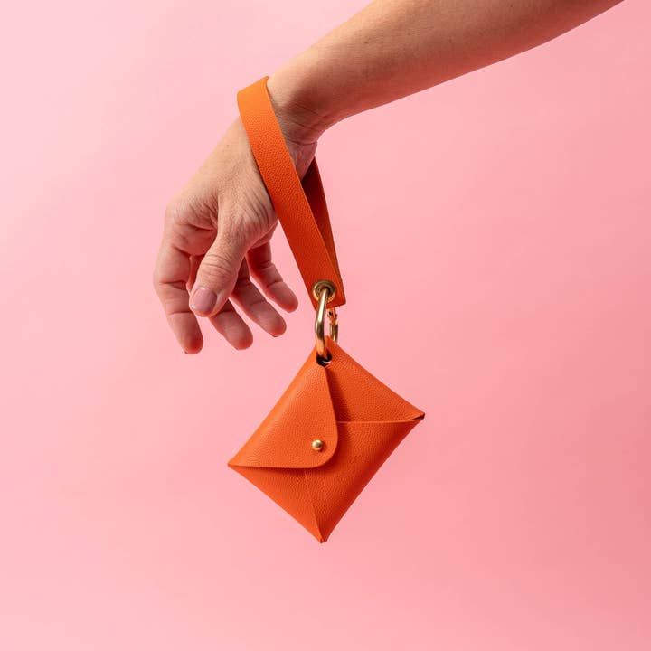 Ensemble de porte-monnaie et pochette en cuir grainé orange clémentine pour la vente par Avryn Co.