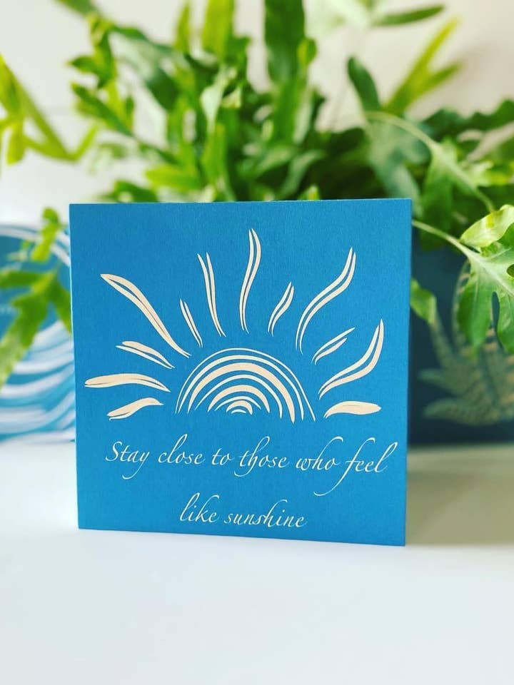 Gratulationskort - Håll dig nära dem som känner sig som solsken för wholesale av Faodail Studio